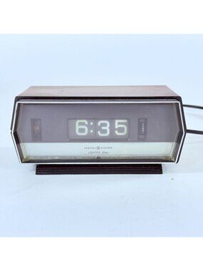 Vintage GE Flip Clock Alarm Woodgrain Lighted Dial Retro Nostalgia 1970s Design